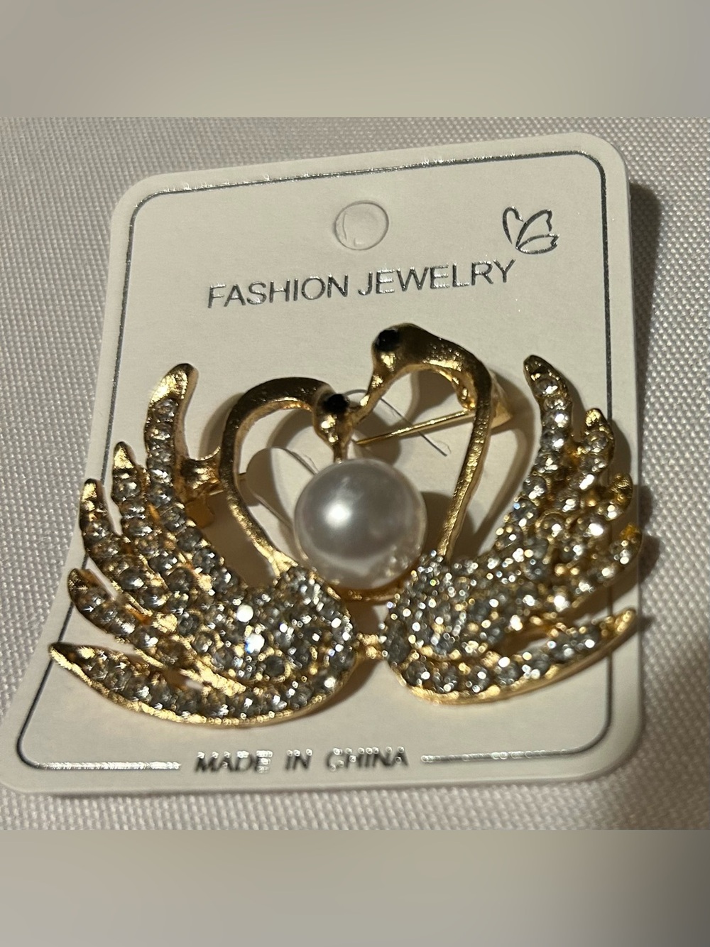 Fashion Jewelry Gold Swan Brooch with Faux Pearl and Clear Crystals